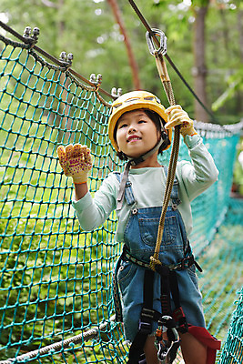포토 JPG 주간 여자 어린이라이프 초등학생 어린이 레저 한명 상반신 야외 앞모습 한국인 도전 체험 자신감 숲 헬멧 안전장비 즐거움 건너기 어드벤처 용인 소녀한명만 국내포토 자연요소 1 학생 라이프스타일 감정 뷰포인트 컨셉 모션 안전 사람 동양인 장비 보호장비 경기도 여자한명만 소녀만 파일형식
