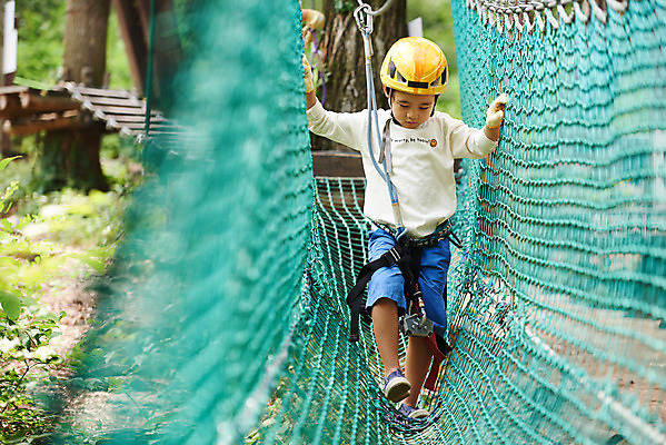 포토 JPG 주간 전신 응시 남자 어린이라이프 초등학생 어린이 레저 한명 소년 야외 앞모습 한국인 도전 체험 자신감 숲 헬멧 안전장비 즐거움 건너기 어드벤처 용인 소년한명만 국내포토 자연요소 1 학생 라이프스타일 시선 감정 뷰포인트 컨셉 모션 안전 사람 동양인 장비 보호장비 경기도 남자한명만 소년만 파일형식