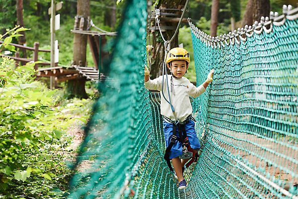포토 JPG 주간 전신 남자 어린이라이프 초등학생 어린이 레저 한명 미소 소년 야외 앞모습 한국인 도전 체험 자신감 숲 헬멧 안전장비 즐거움 건너기 어드벤처 용인 소년한명만 국내포토 자연요소 1 학생 라이프스타일 감정 뷰포인트 컨셉 모션 표정 안전 사람 동양인 장비 보호장비 경기도 남자한명만 소년만 파일형식