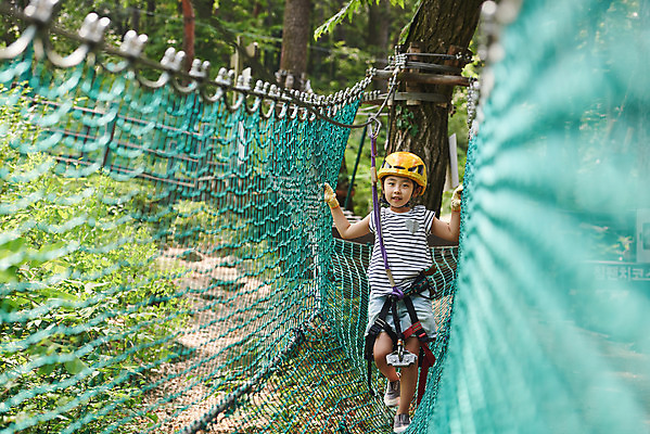 포토 JPG 주간 전신 여자 어린이라이프 초등학생 어린이 레저 한명 미소 소녀 야외 앞모습 한국인 도전 체험 자신감 숲 헬멧 안전장비 즐거움 건너기 어드벤처 용인 소녀한명만 국내포토 자연요소 1 학생 라이프스타일 감정 뷰포인트 컨셉 모션 표정 안전 사람 동양인 장비 보호장비 경기도 여자한명만 소녀만 파일형식
