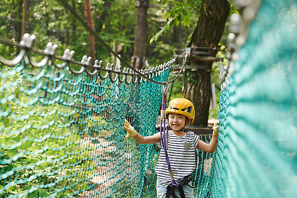포토 JPG 주간 여자 어린이라이프 초등학생 어린이 레저 한명 미소 상반신 야외 앞모습 한국인 도전 체험 자신감 숲 헬멧 안전장비 즐거움 건너기 어드벤처 용인 소녀한명만 국내포토 자연요소 1 학생 라이프스타일 감정 뷰포인트 컨셉 모션 표정 안전 사람 동양인 장비 보호장비 경기도 여자한명만 소녀만 파일형식