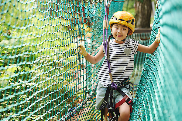포토 JPG 주간 여자 어린이라이프 초등학생 어린이 레저 한명 미소 상반신 야외 앞모습 한국인 도전 체험 자신감 숲 헬멧 안전장비 즐거움 건너기 어드벤처 용인 소녀한명만 국내포토 자연요소 1 학생 라이프스타일 감정 뷰포인트 컨셉 모션 표정 안전 사람 동양인 장비 보호장비 경기도 여자한명만 소녀만 파일형식