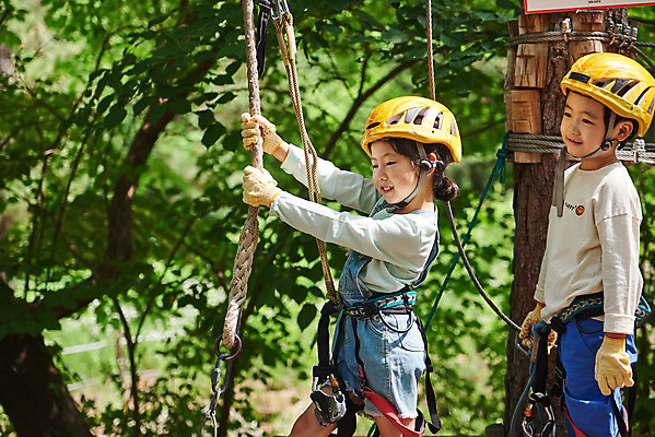 포토 JPG 주간 여자 남자 초등학생 어린이 밧줄 레저 서기 미소 소녀 소년 상반신 야외 두명 옆모습 친구 한국인 도전 체험 자신감 숲 헬멧 안전장비 즐거움 어드벤처 용인 어린이만 국내포토 자연요소 학생 감정 줄 뷰포인트 컨셉 관계 모션 표정 안전 사람 동양인 장비 보호장비 경기도 파일형식