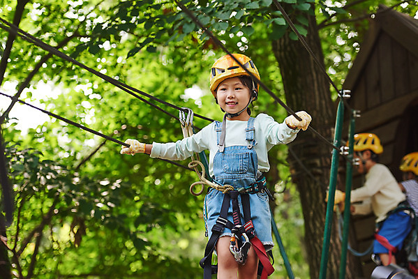 포토 JPG 주간 나무 여자 남자 초등학생 어린이 레저 미소 소녀 소년 상반신 야외 두명 앞모습 옆모습 아웃포커스 친구 한국인 도전 체험 자신감 숲 헬멧 안전장비 즐거움 건너기 어드벤처 용인 어린이만 국내포토 자연요소 식물 학생 감정 뷰포인트 컨셉 관계 모션 촬영기법 표정 안전 사람 동양인 장비 보호장비 경기도 파일형식
