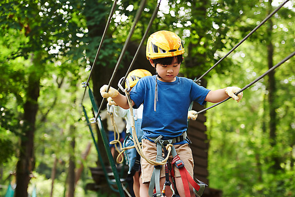포토 JPG 주간 여자 남자 초등학생 어린이 레저 소녀 소년 상반신 야외 두명 앞모습 친구 한국인 도전 체험 자신감 숲 헬멧 안전장비 즐거움 건너기 어드벤처 용인 어린이만 국내포토 자연요소 학생 감정 뷰포인트 컨셉 관계 모션 안전 사람 동양인 장비 보호장비 경기도 파일형식
