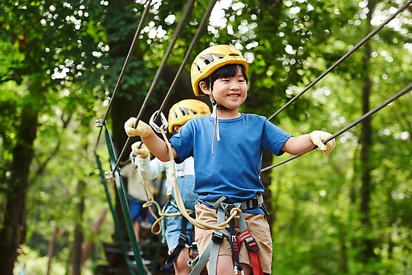 포토 JPG 주간 여자 남자 초등학생 어린이 레저 미소 소녀 소년 상반신 야외 두명 앞모습 친구 한국인 도전 체험 자신감 숲 헬멧 안전장비 즐거움 건너기 어드벤처 용인 어린이만 국내포토 자연요소 학생 감정 뷰포인트 컨셉 관계 모션 표정 안전 사람 동양인 장비 보호장비 경기도 파일형식