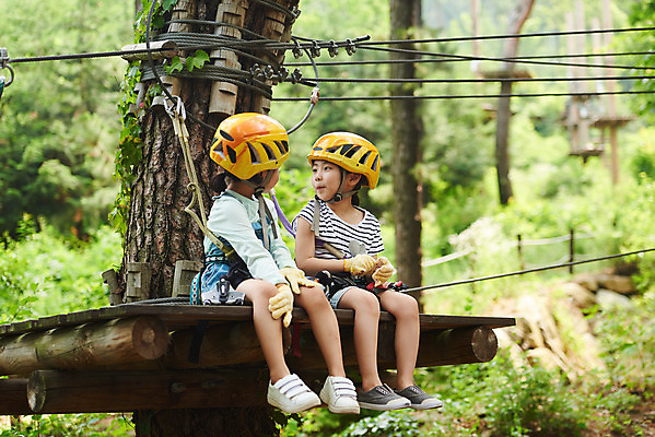 포토 JPG 주간 전신 여자 초등학생 어린이 레저 휴식 미소 앉기 소녀 야외 두명 앞모습 친구 마주보기 한국인 도전 체험 자신감 숲 헬멧 안전장비 즐거움 어드벤처 용인 소녀만 국내포토 자연요소 학생 감정 뷰포인트 컨셉 관계 모션 표정 안전 사람 동양인 장비 보호장비 경기도 여자만 어린이만 파일형식