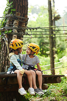 포토 JPG 주간 전신 여자 초등학생 어린이 레저 휴식 미소 앉기 소녀 야외 두명 친구 마주보기 한국인 도전 체험 자신감 숲 헬멧 안전장비 즐거움 어드벤처 용인 소녀만 국내포토 자연요소 학생 감정 컨셉 관계 모션 표정 안전 사람 동양인 장비 보호장비 경기도 여자만 어린이만 파일형식