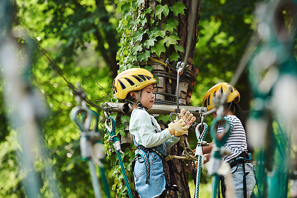 포토 JPG 주간 여자 초등학생 어린이 레저 소녀 상반신 야외 두명 옆모습 아웃포커스 친구 한국인 도전 체험 자신감 숲 헬멧 안전장비 즐거움 어드벤처 용인 소녀만 국내포토 자연요소 학생 감정 뷰포인트 컨셉 관계 촬영기법 안전 사람 동양인 장비 보호장비 경기도 여자만 어린이만 파일형식