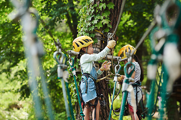 포토 JPG 주간 여자 초등학생 어린이 레저 소녀 상반신 야외 두명 옆모습 아웃포커스 친구 한국인 도전 체험 자신감 숲 헬멧 안전장비 즐거움 어드벤처 용인 소녀만 국내포토 자연요소 학생 감정 뷰포인트 컨셉 관계 촬영기법 안전 사람 동양인 장비 보호장비 경기도 여자만 어린이만 파일형식