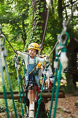 포토 JPG 주간 전신 여자 초등학생 어린이 레저 미소 소녀 야외 두명 앞모습 한국인 도전 체험 자신감 숲 헬멧 안전장비 즐거움 건너기 어드벤처 용인 소녀만 국내포토 자연요소 학생 감정 뷰포인트 컨셉 모션 표정 안전 사람 동양인 장비 보호장비 경기도 여자만 어린이만 파일형식