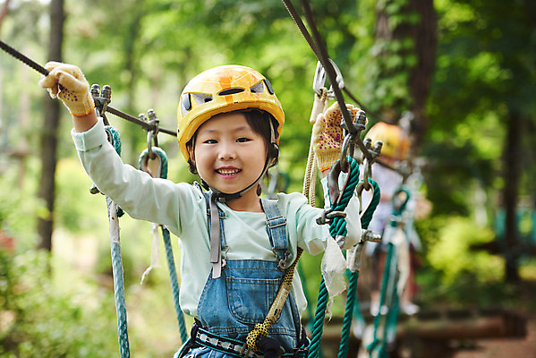 포토 JPG 주간 여자 초등학생 어린이 레저 미소 소녀 상반신 야외 두명 앞모습 아웃포커스 한국인 도전 체험 자신감 숲 헬멧 안전장비 즐거움 어드벤처 용인 소녀만 국내포토 자연요소 학생 감정 뷰포인트 컨셉 촬영기법 표정 안전 사람 동양인 장비 보호장비 경기도 여자만 어린이만 파일형식