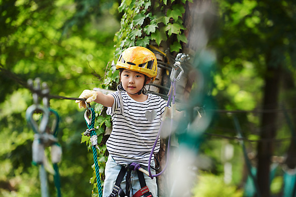 포토 JPG 주간 여자 어린이라이프 초등학생 어린이 레저 한명 미소 소녀 상반신 야외 앞모습 한국인 도전 체험 자신감 숲 헬멧 안전장비 즐거움 어드벤처 용인 소녀한명만 국내포토 자연요소 1 학생 라이프스타일 감정 뷰포인트 컨셉 표정 안전 사람 동양인 장비 보호장비 경기도 여자한명만 소녀만 파일형식