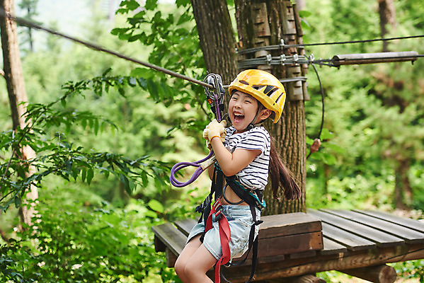 포토 JPG 주간 여자 어린이라이프 초등학생 어린이 레저 매달리기 한명 웃음 소녀 상반신 야외 옆모습 한국인 도전 체험 자신감 숲 헬멧 안전장비 즐거움 어드벤처 용인 소녀한명만 국내포토 자연요소 1 학생 라이프스타일 감정 뷰포인트 컨셉 모션 표정 안전 사람 동양인 장비 보호장비 경기도 여자한명만 소녀만 파일형식