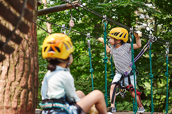 포토 JPG 주간 전신 여자 초등학생 어린이 레저 앉기 소녀 야외 두명 앞모습 뒷모습 친구 한국인 도전 체험 자신감 숲 헬멧 안전장비 즐거움 건너기 어드벤처 용인 소녀만 국내포토 자연요소 학생 감정 뷰포인트 컨셉 관계 모션 안전 사람 동양인 장비 보호장비 경기도 여자만 어린이만 파일형식