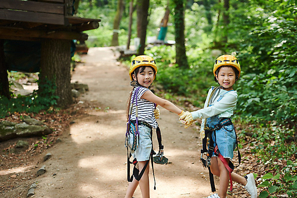 포토 JPG 주간 여자 초등학생 어린이 레저 미소 소녀 상반신 야외 두명 뒷모습 친구 손잡기 한국인 도전 체험 자신감 뒤돌아보기 숲 헬멧 안전장비 즐거움 어드벤처 용인 소녀만 국내포토 자연요소 학생 감정 뷰포인트 컨셉 관계 모션 표정 안전 사람 동양인 장비 보호장비 경기도 여자만 어린이만 파일형식