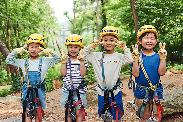 포토 JPG 주간 여자 남자 초등학생 어린이 레저 서기 미소 소녀 소년 여러명 상반신 야외 앞모습 친구 한국인 도전 체험 자신감 숲 헬멧 안전장비 즐거움 브이 어드벤처 용인 어린이만 국내포토 자연요소 학생 감정 뷰포인트 다수 컨셉 관계 모션 표정 안전 사람 동양인 손짓 장비 보호장비 경기도 파일형식