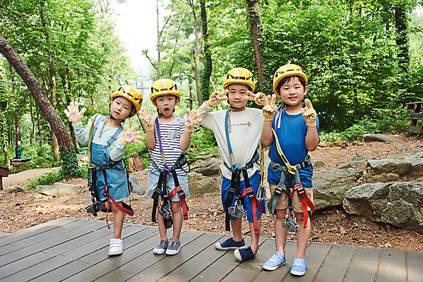 포토 JPG 주간 전신 여자 남자 초등학생 어린이 레저 서기 미소 소녀 소년 여러명 야외 앞모습 친구 한국인 도전 체험 자신감 숲 헬멧 안전장비 즐거움 브이 어드벤처 용인 어린이만 국내포토 자연요소 학생 감정 뷰포인트 다수 컨셉 관계 모션 표정 안전 사람 동양인 손짓 장비 보호장비 경기도 파일형식