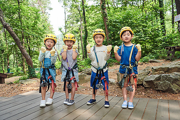 포토 JPG 주간 전신 여자 남자 초등학생 어린이 레저 서기 미소 소녀 소년 여러명 야외 앞모습 친구 파이팅 주먹 한국인 도전 체험 자신감 숲 헬멧 안전장비 즐거움 어드벤처 용인 어린이만 국내포토 자연요소 학생 감정 뷰포인트 다수 컨셉 관계 모션 표정 안전 사람 동양인 장비 보호장비 경기도 파일형식