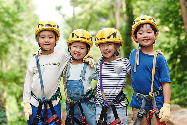 포토 JPG 주간 여자 남자 초등학생 어린이 레저 어깨동무 서기 미소 소녀 소년 여러명 상반신 야외 앞모습 친구 한국인 도전 체험 자신감 숲 헬멧 안전장비 즐거움 어드벤처 용인 어린이만 국내포토 자연요소 학생 감정 뷰포인트 포즈 다수 컨셉 관계 모션 표정 안전 사람 동양인 장비 보호장비 경기도 파일형식