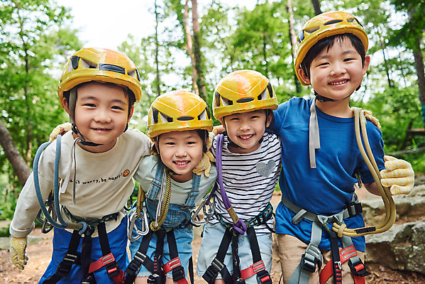 포토 JPG 주간 여자 남자 초등학생 어린이 로우앵글 레저 어깨동무 서기 미소 소녀 소년 여러명 상반신 야외 앞모습 친구 한국인 도전 체험 자신감 숲 헬멧 안전장비 즐거움 어드벤처 용인 어린이만 국내포토 자연요소 학생 감정 뷰포인트 포즈 다수 컨셉 관계 모션 표정 안전 사람 동양인 장비 보호장비 경기도 파일형식
