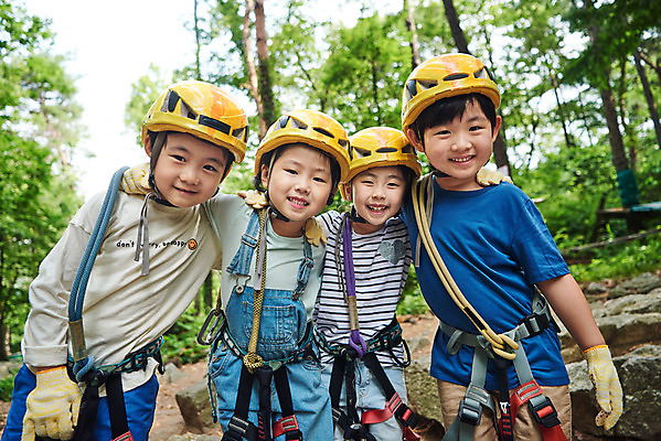 포토 JPG 주간 여자 남자 초등학생 어린이 로우앵글 레저 어깨동무 서기 미소 소녀 소년 여러명 상반신 야외 앞모습 친구 한국인 도전 체험 자신감 숲 헬멧 안전장비 즐거움 어드벤처 용인 어린이만 국내포토 자연요소 학생 감정 뷰포인트 포즈 다수 컨셉 관계 모션 표정 안전 사람 동양인 장비 보호장비 경기도 파일형식