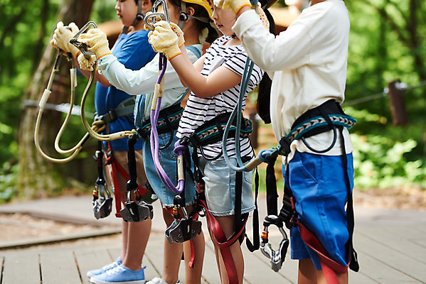 포토 JPG 주간 여자 남자 초등학생 어린이 레저 서기 소녀 소년 여러명 야외 옆모습 친구 한국인 하반신 도전 체험 자신감 숲 헬멧 안전장비 즐거움 어드벤처 용인 어린이만 국내포토 자연요소 학생 감정 뷰포인트 다수 컨셉 관계 모션 안전 사람 동양인 장비 보호장비 경기도 파일형식