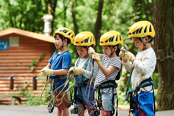 포토 JPG 주간 여자 남자 초등학생 어린이 레저 서기 소녀 소년 여러명 상반신 야외 옆모습 친구 한국인 도전 체험 자신감 숲 헬멧 안전장비 집중 즐거움 어드벤처 용인 착용 어린이만 국내포토 자연요소 학생 감정 뷰포인트 다수 컨셉 관계 모션 안전 사람 동양인 장비 보호장비 경기도 파일형식