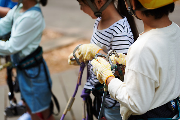 포토 JPG 주간 여자 남자 초등학생 어린이 레저 소녀 소년 상반신 야외 세명 친구 한국인 도전 체험 자신감 숲 헬멧 안전장비 즐거움 어드벤처 용인 착용 어린이만 국내포토 자연요소 학생 감정 컨셉 관계 안전 사람 동양인 장비 보호장비 경기도 파일형식