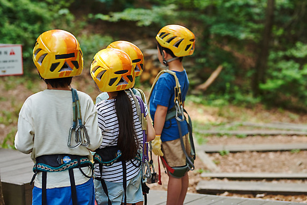 포토 JPG 주간 여자 남자 초등학생 어린이 레저 서기 소녀 소년 여러명 상반신 야외 뒷모습 친구 한국인 도전 체험 자신감 숲 헬멧 안전장비 즐거움 어드벤처 용인 어린이만 국내포토 자연요소 학생 감정 뷰포인트 다수 컨셉 관계 모션 안전 사람 동양인 장비 보호장비 경기도 파일형식