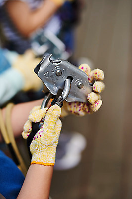 포토 JPG 주간 손 남자 어린이라이프 초등학생 어린이 레저 한명 들기 소년 상반신 야외 아웃포커스 신체부위 한국인 도전 체험 자신감 숲 헬멧 안전장비 즐거움 어드벤처 용인 소년한명만 국내포토 자연요소 1 학생 라이프스타일 감정 컨셉 모션 촬영기법 안전 사람 동양인 장비 보호장비 경기도 남자한명만 소년만 파일형식