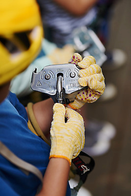 포토 JPG 주간 손 남자 어린이라이프 초등학생 어린이 레저 한명 들기 소년 상반신 야외 옆모습 아웃포커스 신체부위 한국인 도전 체험 자신감 숲 헬멧 안전장비 즐거움 어드벤처 용인 소년만 국내포토 자연요소 1 학생 라이프스타일 감정 뷰포인트 컨셉 모션 촬영기법 안전 사람 동양인 장비 보호장비 경기도 남자만 어린이만 파일형식