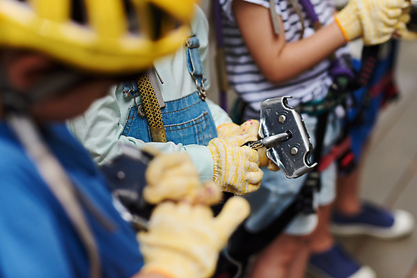 포토 JPG 주간 여자 남자 초등학생 어린이 레저 소녀 소년 여러명 상반신 야외 옆모습 친구 한국인 도전 체험 자신감 숲 헬멧 안전장비 즐거움 어드벤처 용인 어린이만 국내포토 자연요소 학생 감정 뷰포인트 다수 컨셉 관계 안전 사람 동양인 장비 보호장비 경기도 파일형식