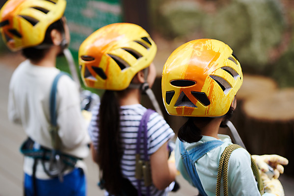 포토 JPG 주간 여자 남자 초등학생 어린이 레저 서기 소녀 소년 상반신 야외 뒷모습 세명 친구 한국인 도전 체험 자신감 숲 헬멧 안전장비 집중 즐거움 어드벤처 용인 어린이만 국내포토 자연요소 학생 감정 뷰포인트 컨셉 관계 모션 안전 사람 동양인 장비 보호장비 경기도 파일형식