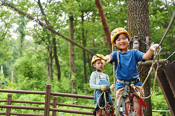 포토 JPG 주간 여자 남자 초등학생 어린이 레저 서기 미소 소녀 소년 상반신 야외 두명 앞모습 친구 한국인 도전 체험 자신감 숲 헬멧 안전장비 즐거움 건너기 어드벤처 용인 어린이만 국내포토 자연요소 학생 감정 뷰포인트 컨셉 관계 모션 표정 안전 사람 동양인 장비 보호장비 경기도 파일형식