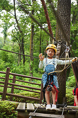 포토 JPG 주간 전신 여자 어린이라이프 초등학생 어린이 레저 한명 미소 소녀 야외 앞모습 한국인 도전 체험 자신감 숲 헬멧 안전장비 즐거움 손인사 건너기 어드벤처 용인 소녀한명만 국내포토 자연요소 1 학생 라이프스타일 감정 뷰포인트 컨셉 모션 표정 안전 사람 동양인 장비 인사 보호장비 경기도 여자한명만 소녀만 파일형식