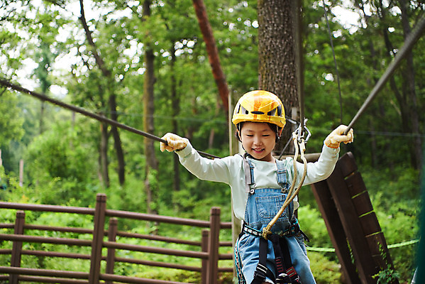 포토 JPG 주간 여자 어린이라이프 초등학생 어린이 레저 한명 미소 소녀 상반신 야외 앞모습 한국인 도전 체험 자신감 숲 헬멧 안전장비 즐거움 어드벤처 용인 소녀한명만 국내포토 자연요소 1 학생 라이프스타일 감정 뷰포인트 컨셉 표정 안전 사람 동양인 장비 보호장비 경기도 여자한명만 소녀만 파일형식