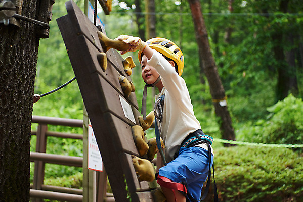 포토 JPG 주간 남자 어린이라이프 초등학생 어린이 밧줄 레저 한명 소년 상반신 야외 옆모습 한국인 도전 체험 자신감 숲 헬멧 안전장비 즐거움 오르기 어드벤처 용인 소년한명만 국내포토 자연요소 1 학생 라이프스타일 감정 줄 뷰포인트 컨셉 모션 안전 사람 동양인 장비 보호장비 경기도 남자한명만 소년만 파일형식