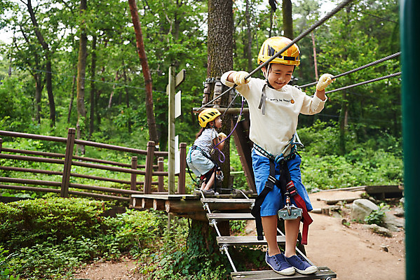 포토 JPG 주간 전신 여자 남자 초등학생 어린이 레저 소녀 소년 야외 두명 앞모습 뒷모습 친구 한국인 도전 체험 자신감 숲 헬멧 안전장비 즐거움 건너기 어드벤처 용인 어린이만 국내포토 자연요소 학생 감정 뷰포인트 컨셉 관계 모션 안전 사람 동양인 장비 보호장비 경기도 파일형식