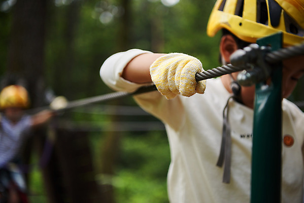포토 JPG 주간 여자 남자 초등학생 어린이 레저 소녀 소년 상반신 야외 두명 아웃포커스 한국인 도전 체험 자신감 숲 헬멧 안전장비 즐거움 어드벤처 용인 어린이만 국내포토 자연요소 학생 감정 컨셉 촬영기법 안전 사람 동양인 장비 보호장비 경기도 파일형식