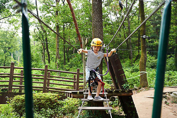 포토 JPG 주간 전신 여자 어린이라이프 초등학생 어린이 레저 한명 소녀 야외 앞모습 한국인 도전 체험 자신감 숲 헬멧 안전장비 집중 즐거움 건너기 어드벤처 용인 소녀한명만 국내포토 자연요소 1 학생 라이프스타일 감정 뷰포인트 컨셉 모션 안전 사람 동양인 장비 보호장비 경기도 여자한명만 소녀만 파일형식