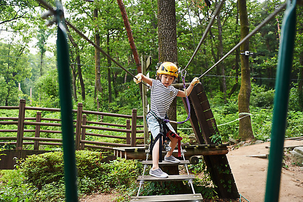 포토 JPG 주간 전신 여자 어린이라이프 초등학생 어린이 레저 한명 소녀 야외 앞모습 놀람 한국인 도전 체험 자신감 숲 헬멧 안전장비 즐거움 건너기 어드벤처 용인 소녀한명만 국내포토 자연요소 1 학생 라이프스타일 감정 뷰포인트 컨셉 모션 표정 안전 사람 동양인 장비 보호장비 경기도 여자한명만 소녀만 파일형식