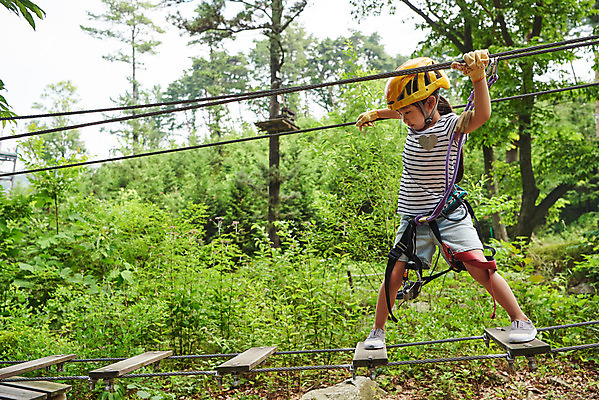 포토 JPG 주간 전신 여자 어린이라이프 초등학생 어린이 레저 한명 소녀 야외 옆모습 한국인 도전 체험 자신감 숲 헬멧 안전장비 집중 즐거움 건너기 어드벤처 용인 소녀한명만 국내포토 자연요소 1 학생 라이프스타일 감정 뷰포인트 컨셉 모션 안전 사람 동양인 장비 보호장비 경기도 여자한명만 소녀만 파일형식