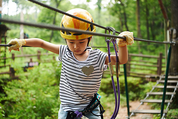 포토 JPG 주간 여자 어린이라이프 초등학생 어린이 레저 한명 소녀 상반신 야외 앞모습 한국인 도전 체험 자신감 숲 헬멧 안전장비 즐거움 어드벤처 용인 소녀한명만 국내포토 자연요소 1 학생 라이프스타일 감정 뷰포인트 컨셉 안전 사람 동양인 장비 보호장비 경기도 여자한명만 소녀만 파일형식