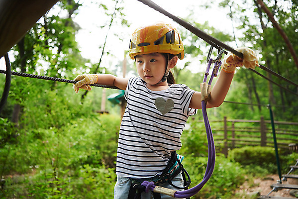 포토 JPG 주간 여자 어린이라이프 초등학생 어린이 레저 한명 소녀 상반신 야외 앞모습 한국인 도전 체험 자신감 숲 헬멧 안전장비 즐거움 어드벤처 용인 소녀한명만 국내포토 자연요소 1 학생 라이프스타일 감정 뷰포인트 컨셉 안전 사람 동양인 장비 보호장비 경기도 여자한명만 소녀만 파일형식