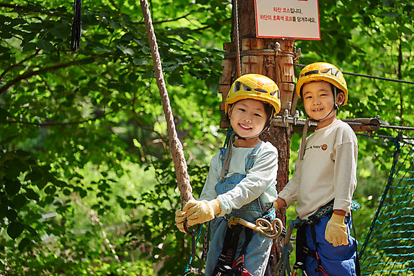 포토 JPG 주간 여자 남자 초등학생 어린이 밧줄 레저 서기 소녀 소년 상반신 야외 두명 옆모습 친구 한국인 도전 체험 자신감 숲 헬멧 안전장비 즐거움 어드벤처 용인 어린이만 국내포토 자연요소 학생 감정 줄 뷰포인트 컨셉 관계 모션 안전 사람 동양인 장비 보호장비 경기도 파일형식