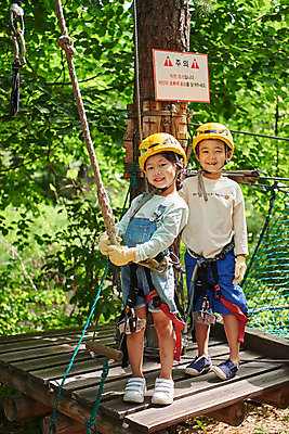 포토 JPG 주간 전신 여자 남자 초등학생 어린이 레저 소녀 소년 야외 두명 앞모습 친구 한국인 도전 체험 자신감 숲 헬멧 안전장비 즐거움 어드벤처 용인 어린이만 국내포토 자연요소 학생 감정 뷰포인트 컨셉 관계 안전 사람 동양인 장비 보호장비 경기도 파일형식