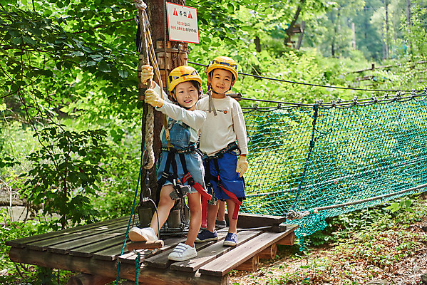 포토 JPG 주간 전신 나무 여자 남자 초등학생 어린이 레저 소녀 소년 야외 두명 앞모습 친구 한국인 도전 체험 자신감 숲 헬멧 안전장비 즐거움 어드벤처 용인 어린이만 국내포토 자연요소 식물 학생 감정 뷰포인트 컨셉 관계 안전 사람 동양인 장비 보호장비 경기도 파일형식