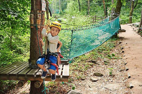 포토 JPG 주간 전신 남자 어린이라이프 초등학생 어린이 레저 매달리기 한명 소년 야외 앞모습 한국인 도전 체험 자신감 숲 헬멧 안전장비 집중 즐거움 건너기 어드벤처 용인 소년한명만 국내포토 자연요소 1 학생 라이프스타일 감정 뷰포인트 컨셉 모션 안전 사람 동양인 장비 보호장비 경기도 남자한명만 소년만 파일형식