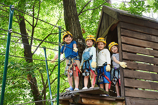포토 JPG 주간 전신 여자 남자 초등학생 어린이 레저 서기 미소 소녀 소년 여러명 야외 앞모습 친구 한국인 도전 체험 자신감 숲 헬멧 안전장비 즐거움 어드벤처 용인 어린이만 국내포토 자연요소 학생 감정 뷰포인트 다수 컨셉 관계 모션 표정 안전 사람 동양인 장비 보호장비 경기도 파일형식